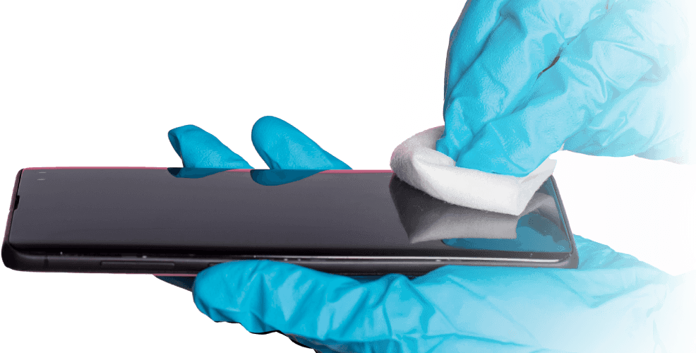 Apple 12 Pro Max ekranını temizleyen bir el